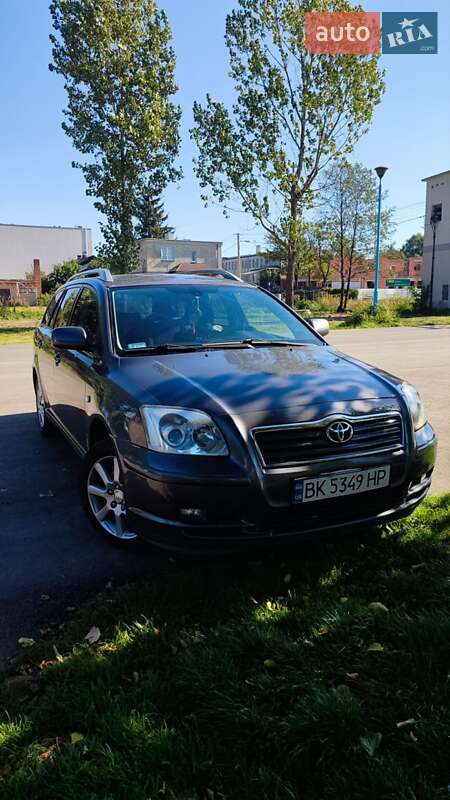 2005 toyota avensis