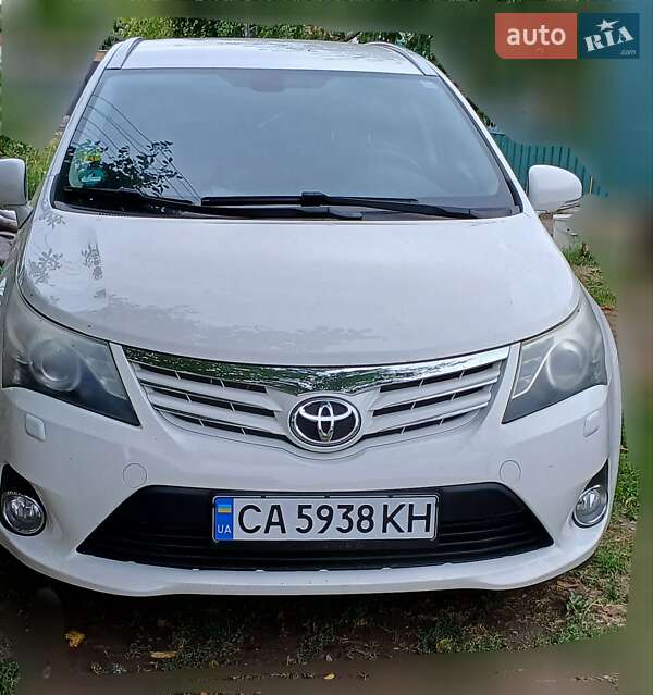 2012 toyota avensis