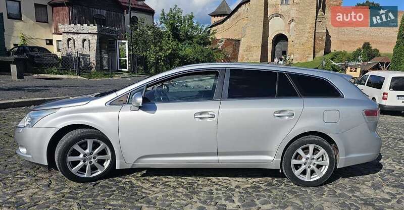 2011 toyota avensis