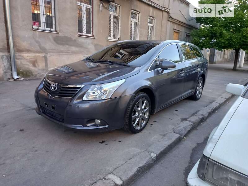 2010 toyota avensis