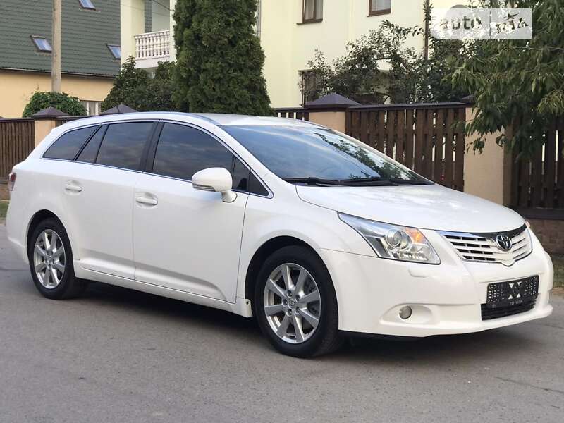 2010 toyota avensis