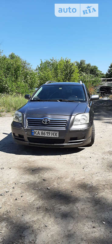 2005 toyota avensis