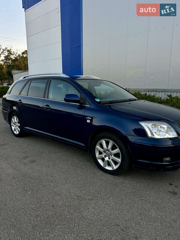 2005 toyota avensis