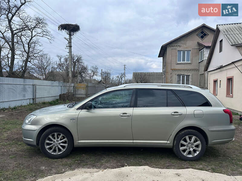 2005 toyota avensis