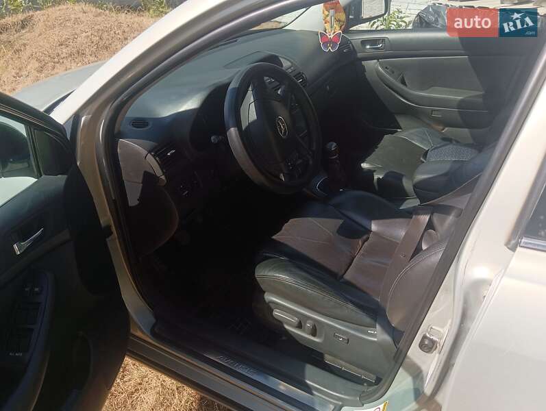 2005 toyota avensis