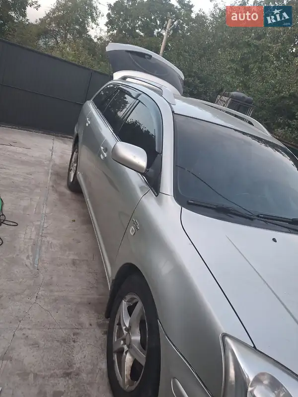 2005 toyota avensis