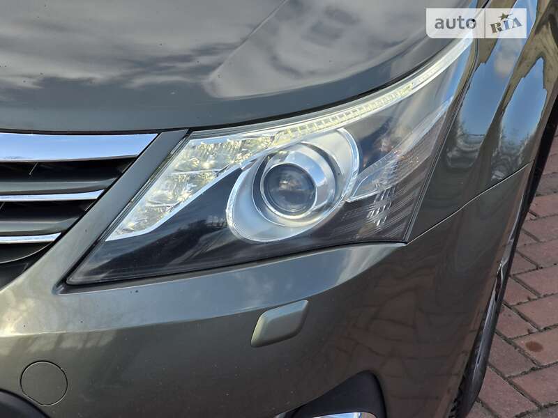2012 toyota avensis