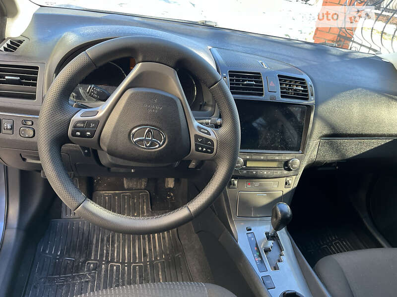 2010 toyota avensis