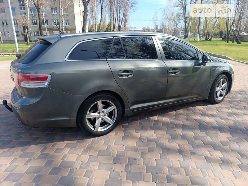 2010 toyota avensis verso