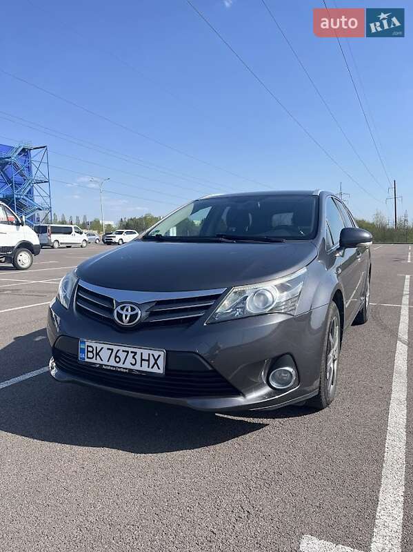2012 toyota avensis
