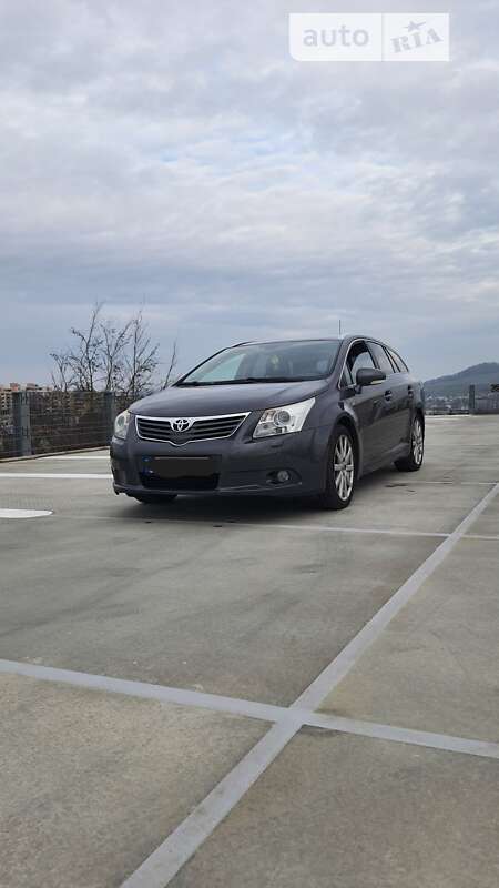 2010 toyota avensis