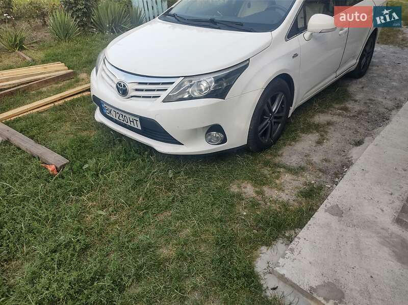 2012 toyota avensis