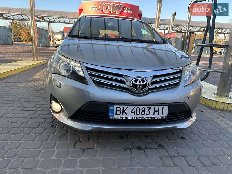 2013 toyota avensis