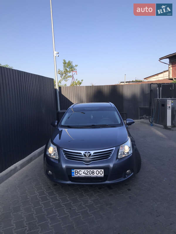 2010 toyota avensis