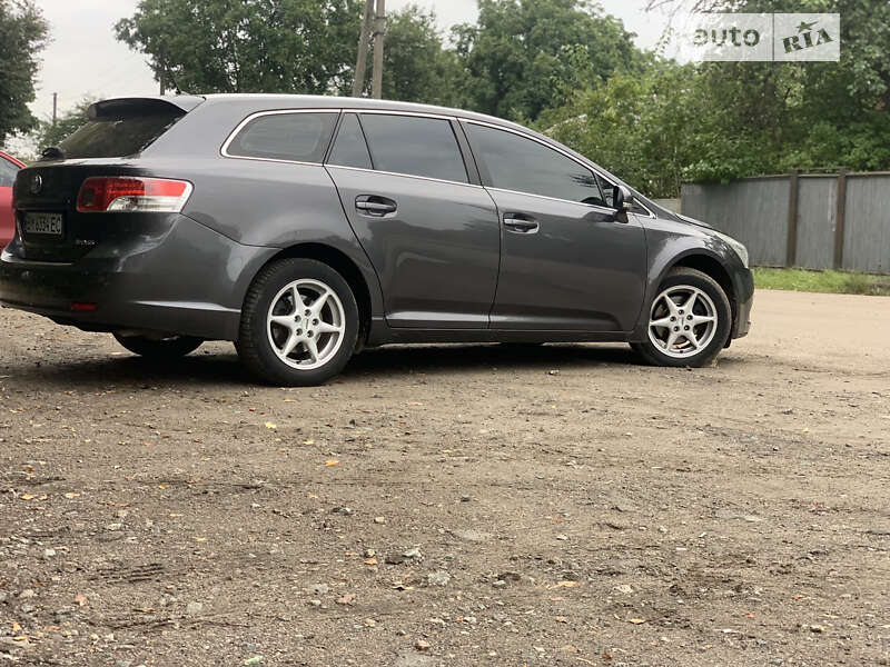 2011 toyota avensis