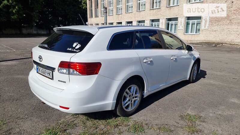 2012 toyota avensis