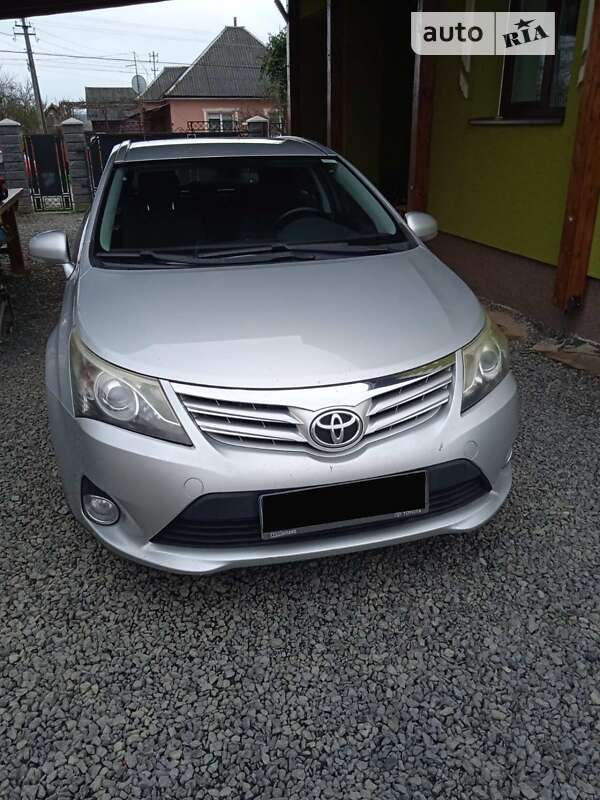 2012 toyota avensis