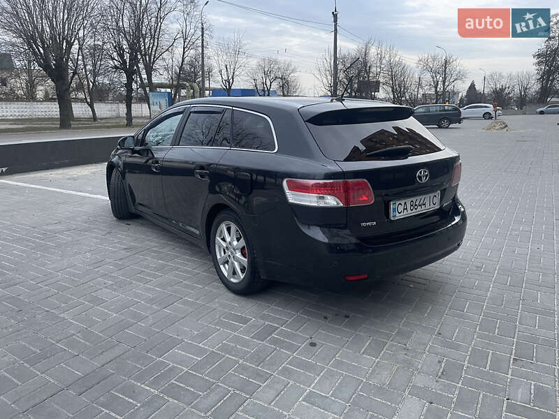 2010 toyota avensis