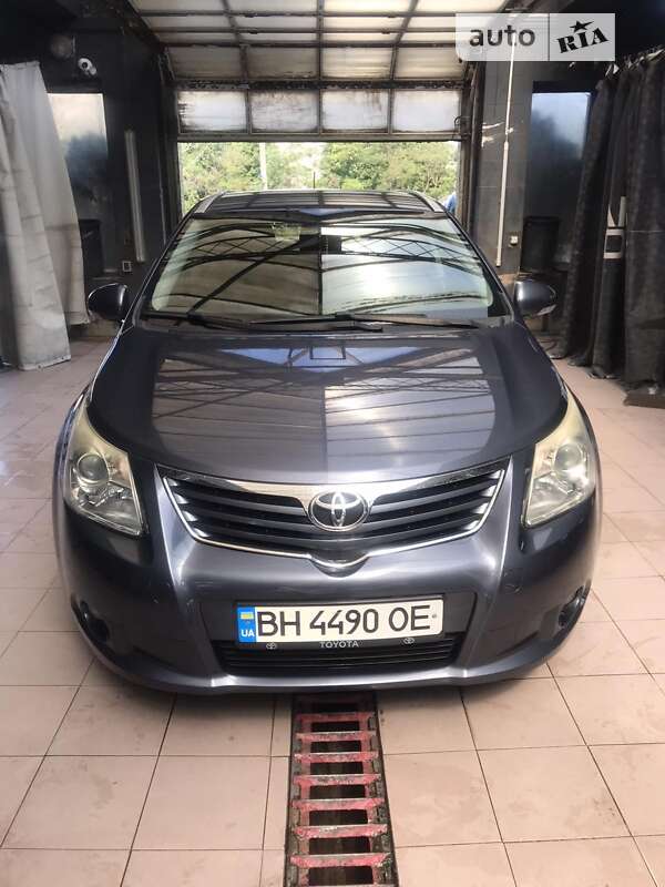 2010 toyota avensis