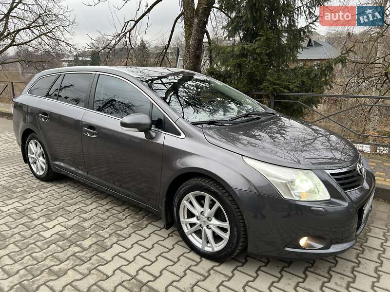 2010 toyota avensis