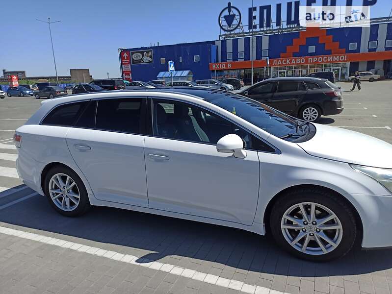 2011 toyota avensis