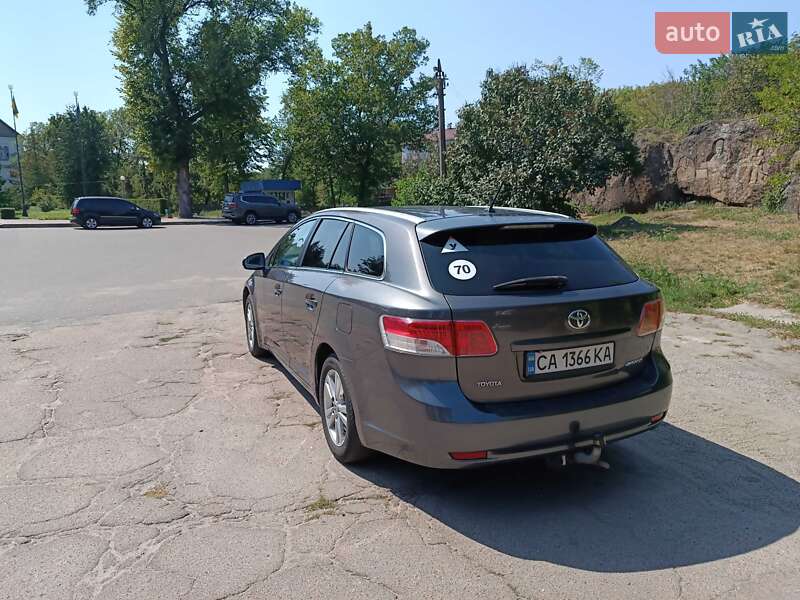 2010 toyota avensis