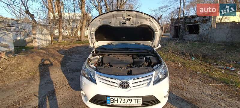 2012 toyota avensis