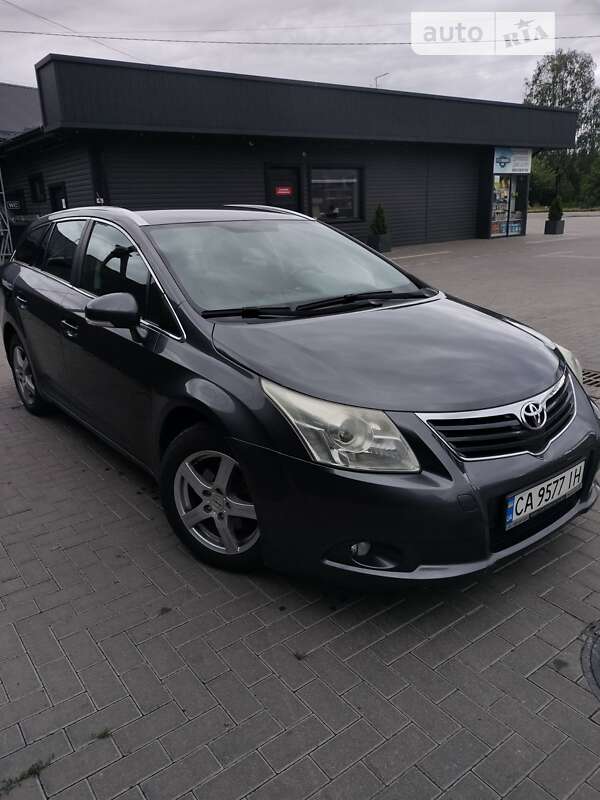2010 toyota avensis