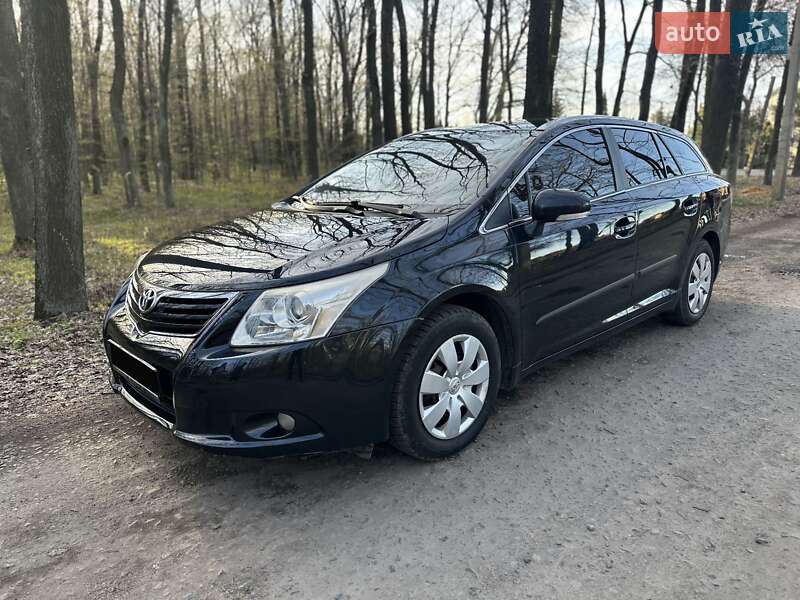 2010 toyota avensis