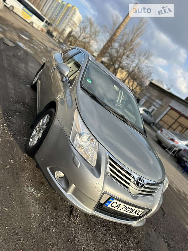 2010 toyota avensis
