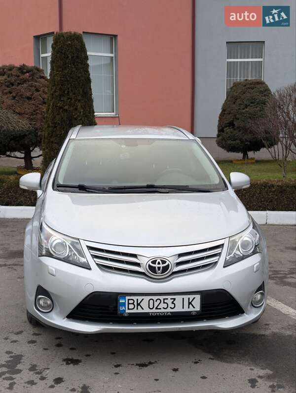 2012 toyota avensis