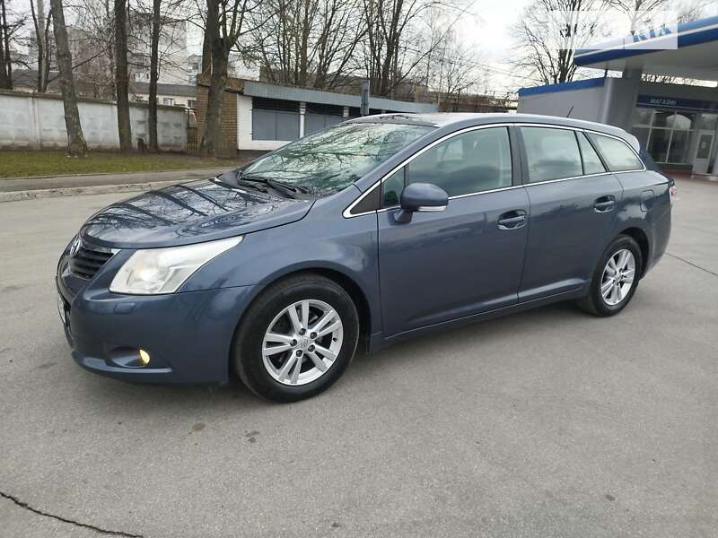 2010 toyota avensis