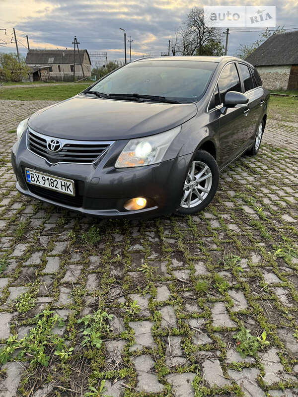 2010 toyota avensis