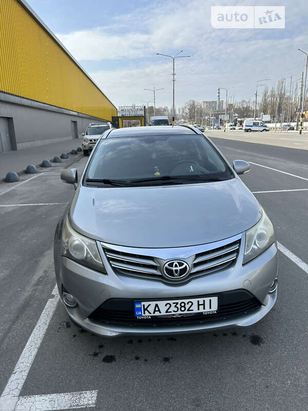 2012 toyota avensis