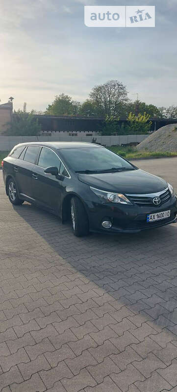 2012 toyota avensis