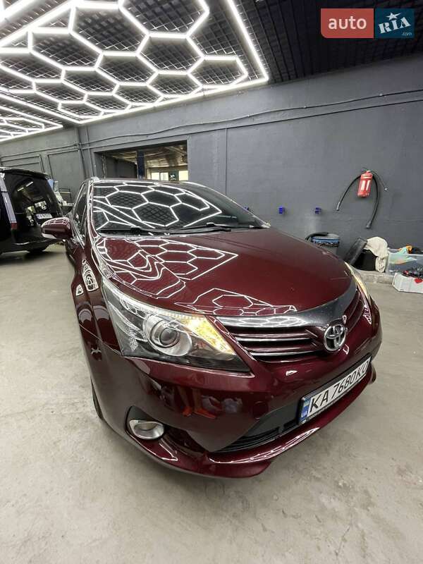 2012 toyota avensis