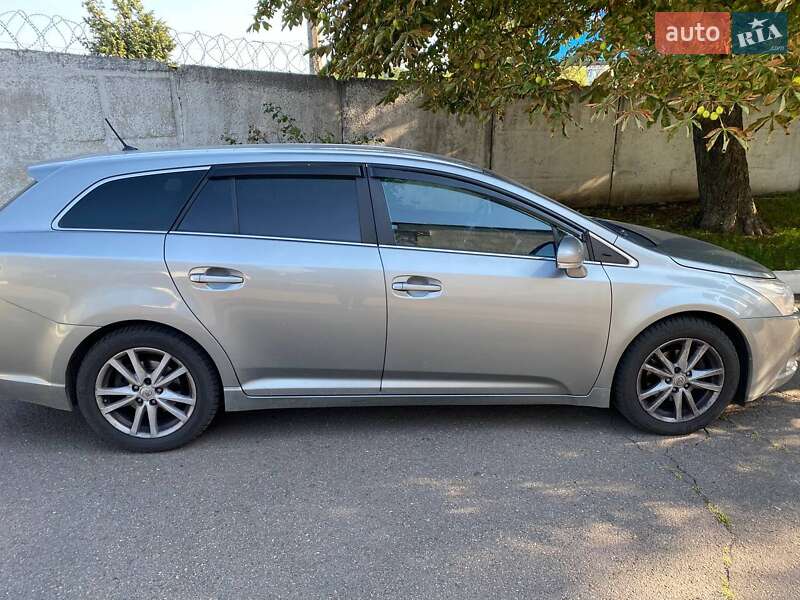 2011 toyota avensis