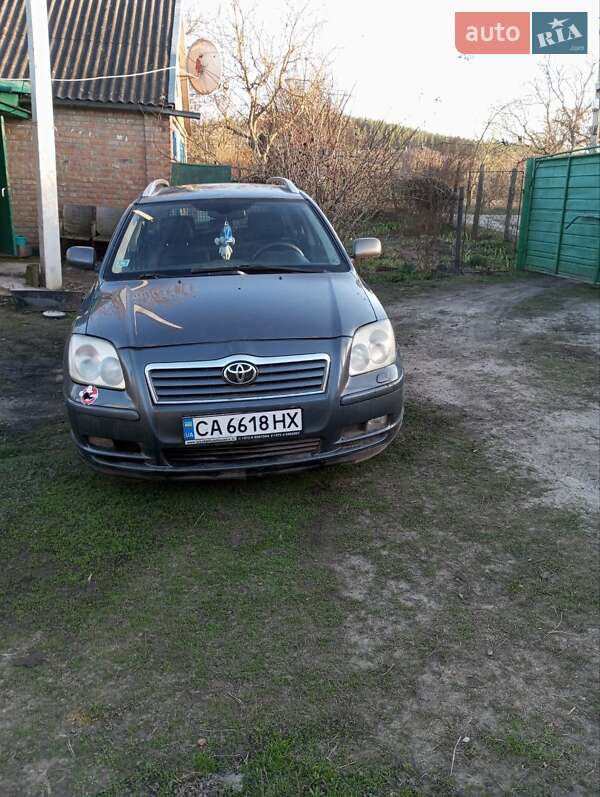 2005 toyota avensis
