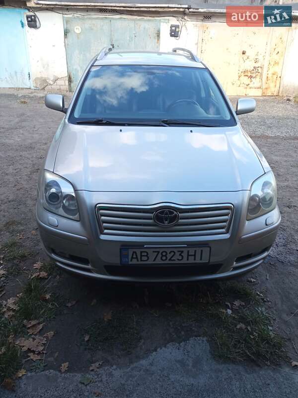 2004 toyota avensis