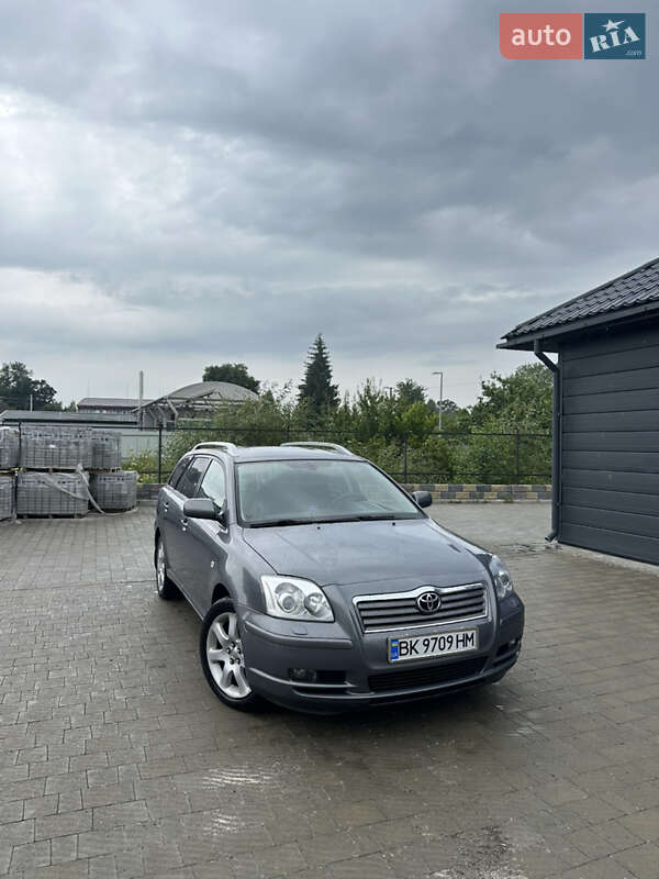 2004 toyota avensis