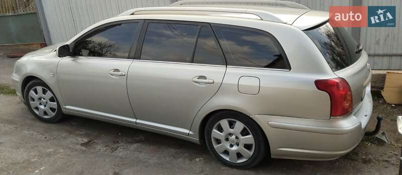 2005 toyota avensis