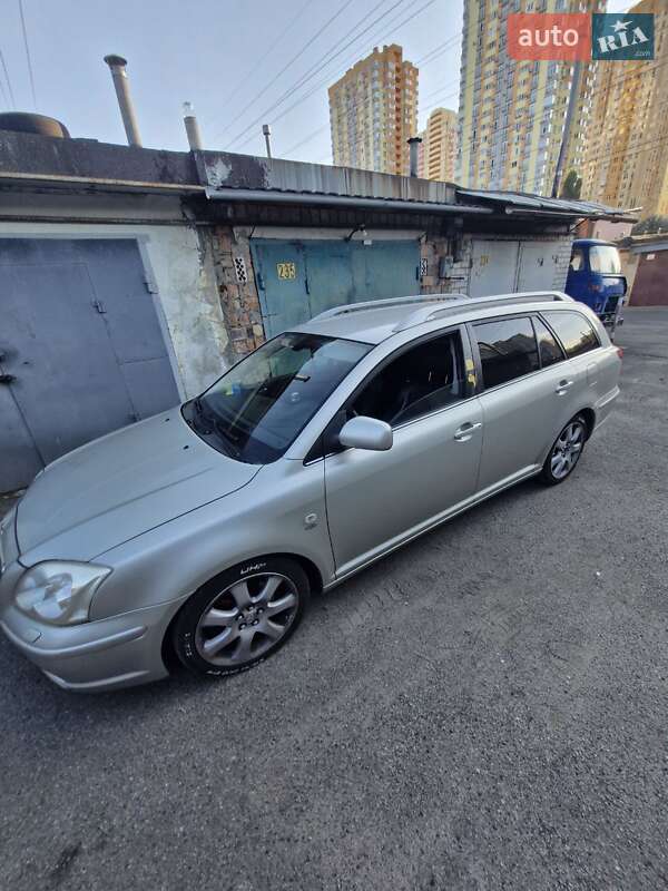 2004 toyota avensis