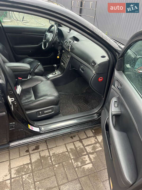 2003 toyota avensis
