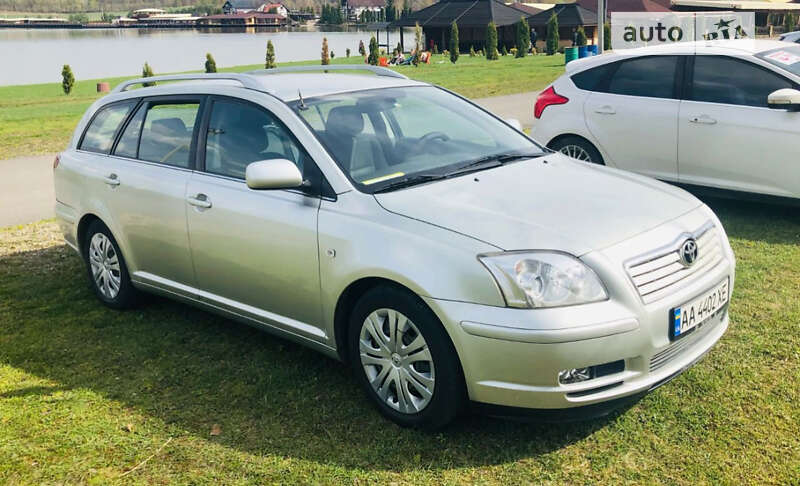 2004 toyota avensis