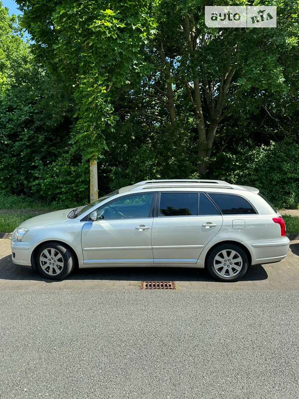2005 toyota avensis