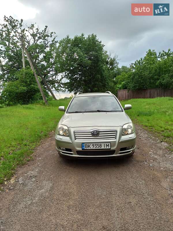 2004 toyota avensis