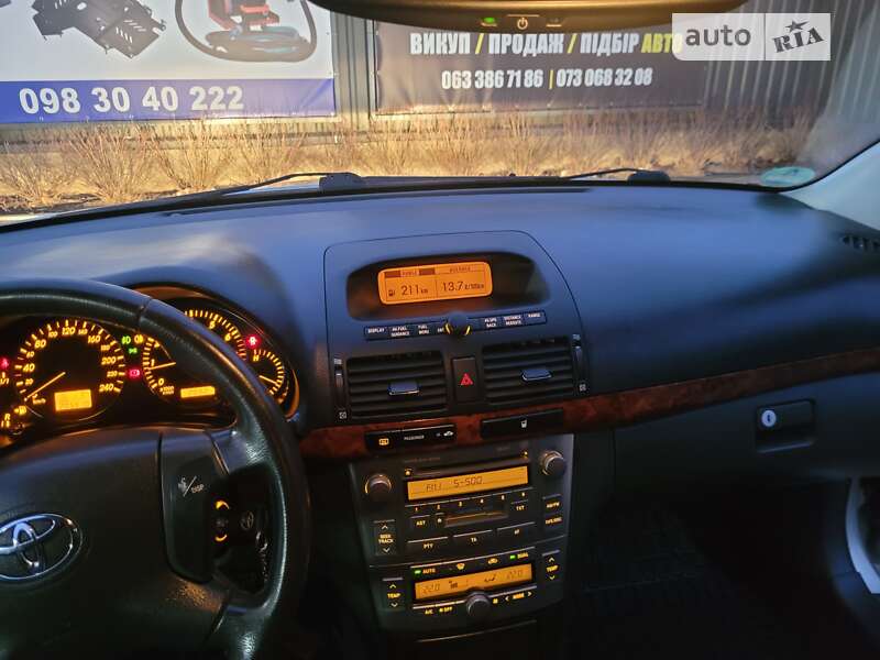 2004 toyota avensis