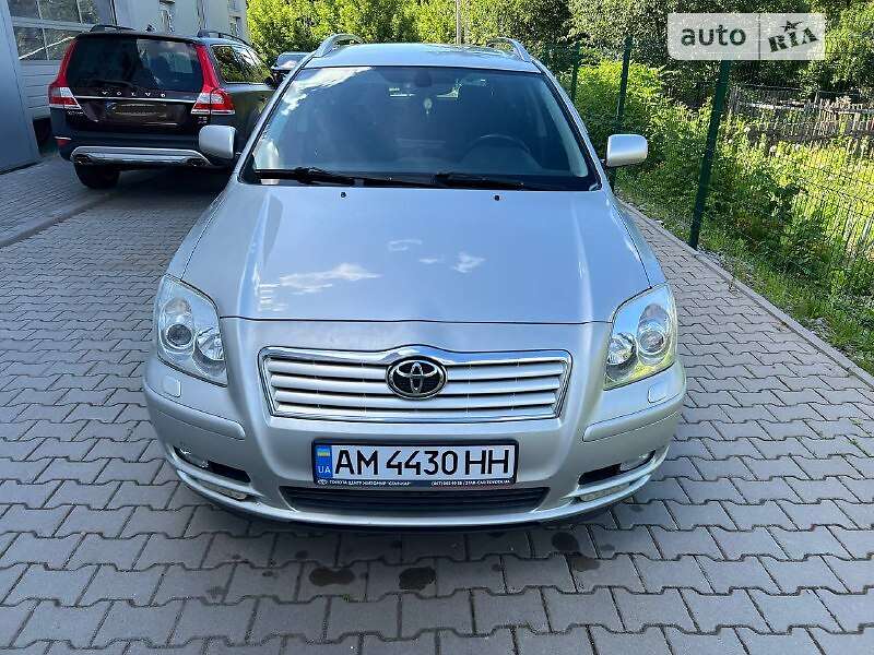2005 toyota avensis