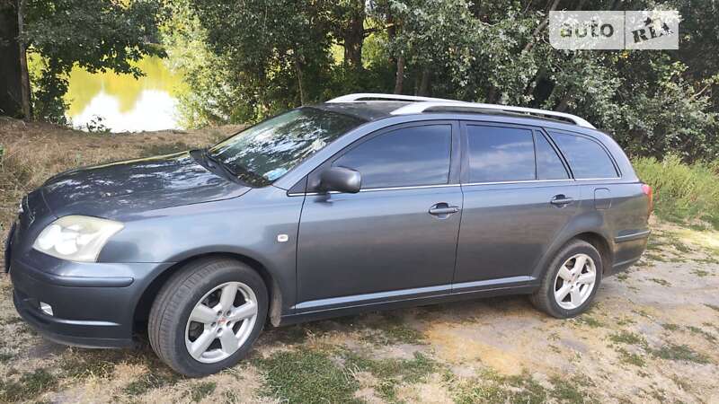 2005 toyota avensis