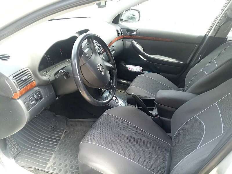 2003 toyota avensis